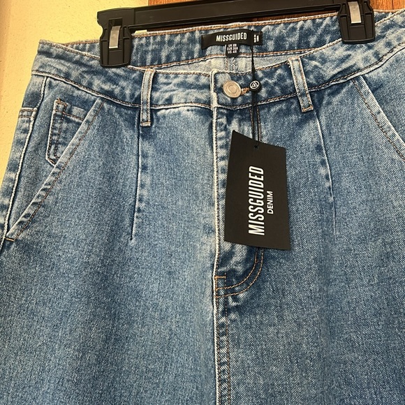 Women’s wrath pleat detail straight leg jeans - Picture 2 of 8